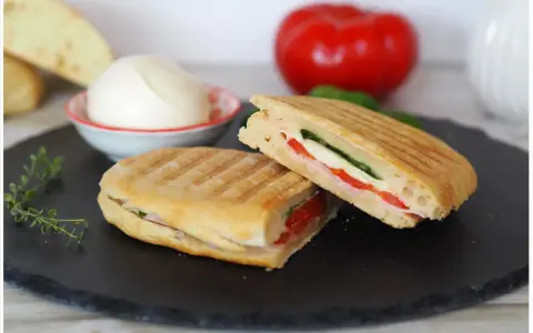 Ein leckeres panini rezept mit Mozzarella, Tomaten und Basilikum. Frisch zubereitet und perfekt zum Genießen.