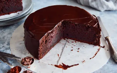 Saftiger Schokoladenkuchen mit glänzender Glasur, ein unwiderstehliches Rezept für Genießer.