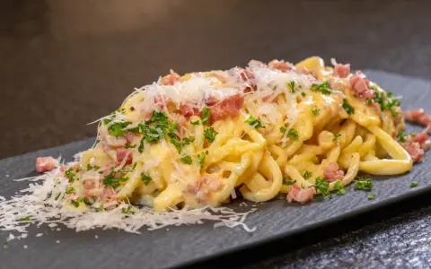 Ein köstliches Spaghetti Carbonara Rezept einfach zubereitet, mit cremiger Sauce, Speckwürfeln und frisch geriebenem Parmesan.