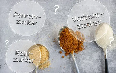 Löffel mit Rohrzucker, Vollrohrzucker und weißem Zucker. Was ist brauner Zucker? Die Unterschiede sind auf den ersten Blick erkennbar.