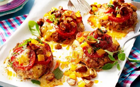 Vier saftige Hackfleisch-Patties, überbacken mit Tomaten, Pilzen und Käse. Ein köstliches Gericht, das Lust auf mehr macht.