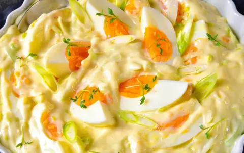 Cremiger Eiersalat mit Lauch und Karotten, garniert mit Kresse. Ein köstlicher Salat, der an 7 Tassen Salat erinnert.