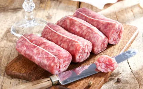 Frische Salsiccia-Würste auf Holzbrett. Die Aussprache ist wichtig für den authentischen Genuss.