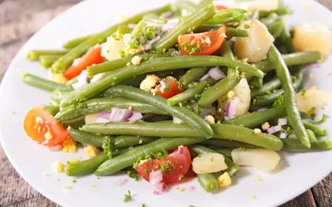 Frischer Bohnensalat mit Tomaten, Kartoffeln und Zwiebeln. Ein leichtes und gesundes Rezept für den Sommer.