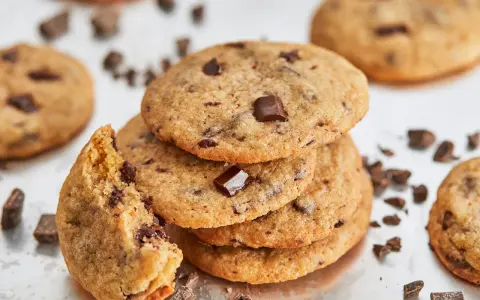 Ein Stapel amerikanischer Cookies mit Schokoladenstückchen, ein Cookie ist angebrochen. Perfekt für ein amerikanische cookies rezept.