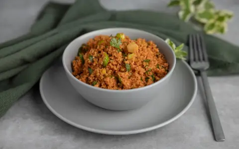 Schüssel mit leckerem Kisir, garniert mit Petersilie und Frühlingszwiebeln. Ein einfaches Kisir Rezept für jeden Tag.