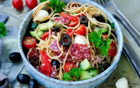 Ein bunter Spaghetti Salat mit Salami, Tomaten, Oliven und Mozzarella. Perfekt für einen spaghetti salat einfach und schnell.