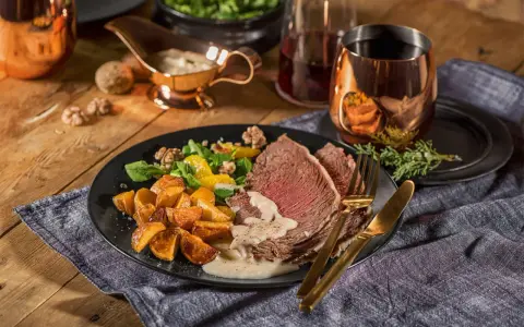 Ein Teller mit Tafelspitz, Bratkartoffeln und Salat. Ein klassisches Tafelspitz Rezept, perfekt für ein festliches Essen.