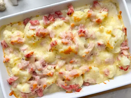Überbackener Blumenkohl mit Schinken und Käse, ein köstliches Gericht aus Blumenkohl Rezepte.