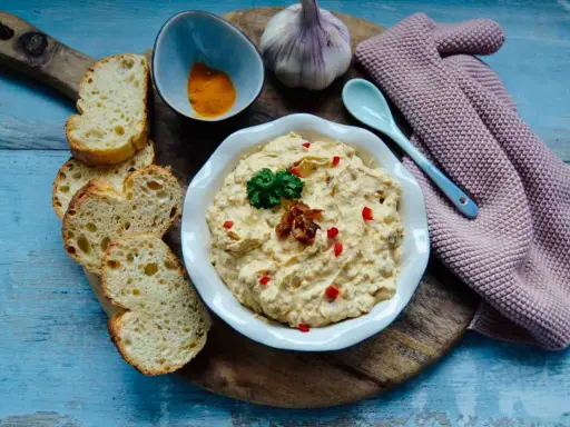 Cremiger Dattel Dip mit Brot, Knoblauch und Gewürzen. Perfekt zum Dippen!