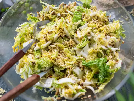 Knackiger Chinakohl-Salat mit Nudeln und Sonnenblumenkernen. Ein echter "yum yum salat" für jede Gelegenheit.
