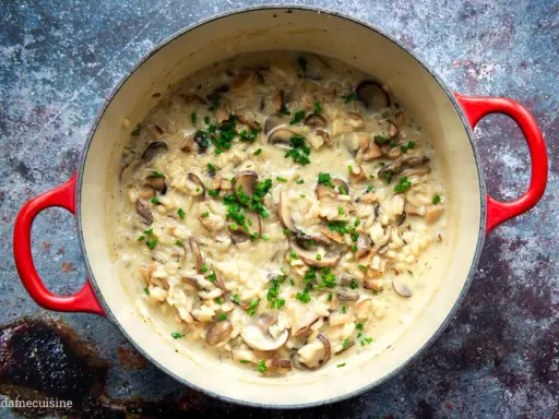 Cremiges Risotto mit Pilzen und frischen Kräutern, garniert mit Schnittlauch. Ein Genuss für jeden Tag.
