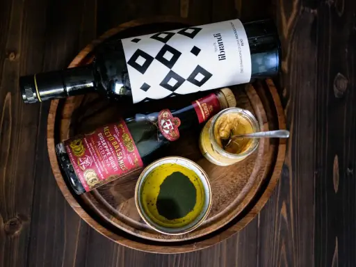 Zutaten für ein authentisches Balsamico-Dressing wie beim Italiener: Olivenöl, Balsamico-Essig von Giuseppe Giusti und Senf.