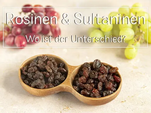Rosinen & Sultaninen: Wo ist der Unterschied? Zwei Holzschalen gefüllt mit dunklen Rosinen und Sultaninen, im Hintergrund frische rote und grüne Trauben.
