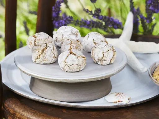 Weiche Mandelkekse aus Sizilien, die nach einem authentischen Rezept zubereitet wurden, liegen auf einem Teller.