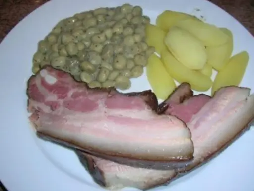 Deftige dicke Bohnen mit Speck und Salzkartoffeln. Ein klassisches Rezept für ein herzhaftes Gericht.