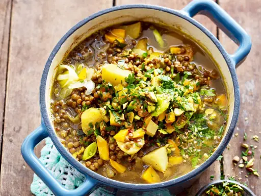 Herzhafte Linsen-Rezepte: Ein Eintopf mit Kartoffeln, Lauch und Petersilie, garniert mit Pistazien.