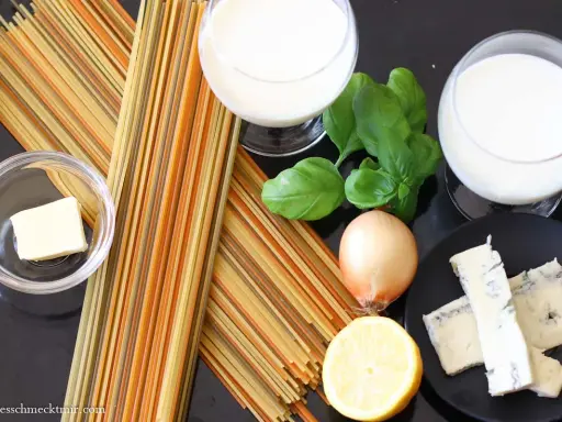 Bunte Spaghetti, Butter, Zwiebel, Zitrone, Basilikum und Gorgonzola-Käse für eine cremige Gorgonzola-Sauce.