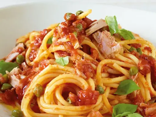 Spaghetti mit Thunfisch, Kapern und einer würzigen Tomatensauce – ein klassisches italienisches Gericht.