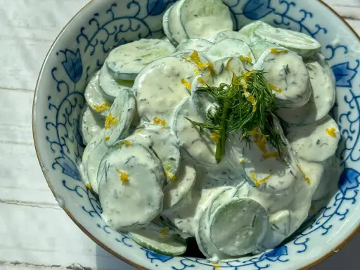 Ein cremiger Gurkensalat mit Dill und Zitronenschale, perfekt für jedes Sommer-Rezept.