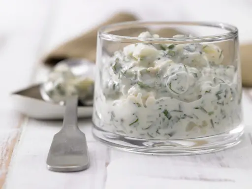 Cremige Remoulade im Glas, perfekt für Ihr nächstes remoulade rezept. Mit frischen Kräutern und Stückchen.