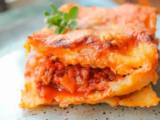 Ein Stück authentische Lasagne Bolognese, perfekt geschichtet und mit Käse überbacken. Ein echtes lasagne rezept original.