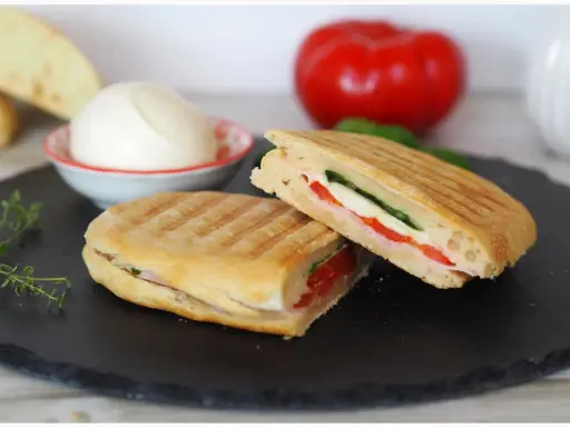 Ein leckeres panini rezept mit Mozzarella, Tomaten und Basilikum. Frisch zubereitet und perfekt zum Genießen.