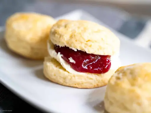 Frisch gebackene Scones mit Clotted Cream und Erdbeermarmelade. Ein perfektes Scones Rezept für den Nachmittagstee.