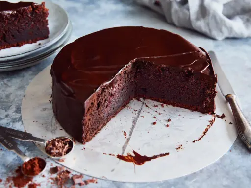 Saftiger Schokoladenkuchen mit glänzender Glasur, ein unwiderstehliches Rezept für Genießer.