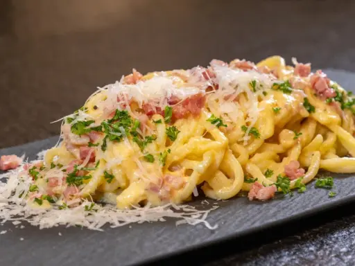 Ein köstliches Spaghetti Carbonara Rezept einfach zubereitet, mit cremiger Sauce, Speckwürfeln und frisch geriebenem Parmesan.