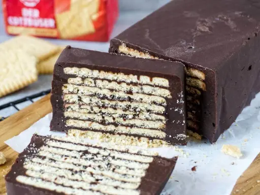 Schokoladenkuchen mit Keksschichten, der an eine kalte Schnauze erinnert. Perfekt für Naschkatzen!