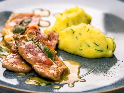 Saltimbocca rezept original: Kalbfleisch mit Salbei und Schinken, serviert mit cremiger Kartoffelmasse.