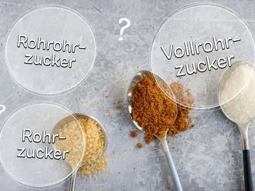 Löffel mit Rohrzucker, Vollrohrzucker und weißem Zucker. Was ist brauner Zucker? Die Unterschiede sind auf den ersten Blick erkennbar.
