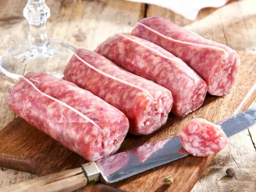 Frische Salsiccia-Würste auf Holzbrett. Die Aussprache ist wichtig für den authentischen Genuss.