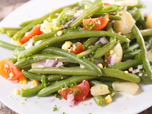 Frischer Bohnensalat mit Tomaten, Kartoffeln und Zwiebeln. Ein leichtes und gesundes Rezept für den Sommer.