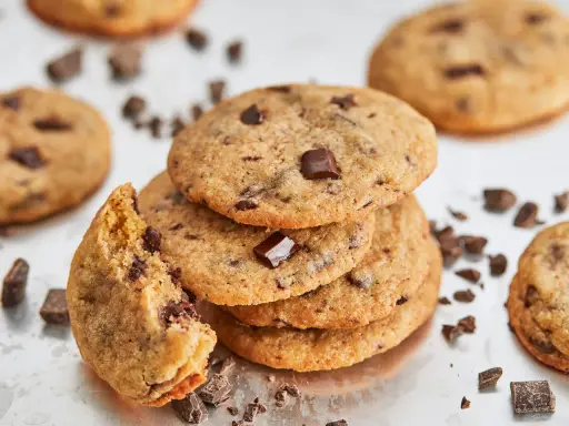 Ein Stapel amerikanischer Cookies mit Schokoladenstückchen, ein Cookie ist angebrochen. Perfekt für ein amerikanische cookies rezept.