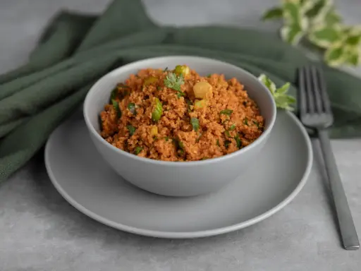 Schüssel mit leckerem Kisir, garniert mit Petersilie und Frühlingszwiebeln. Ein einfaches Kisir Rezept für jeden Tag.