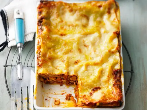 Ein frisch gebackenes, goldbraunes Lasagne Rezept original italienisch, bereit zum Servieren.