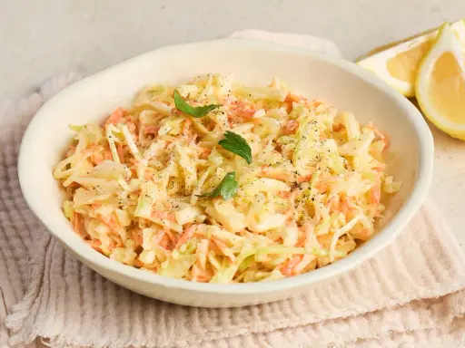 Cremiger Krautsalat, perfekt für jedes coleslaw rezept. Mit frischer Petersilie und Zitronenspalten garniert.
