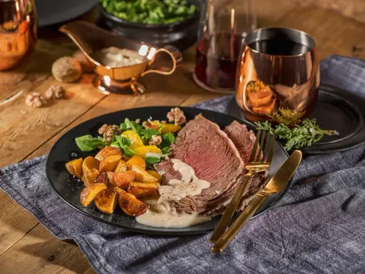 Ein Teller mit Tafelspitz, Bratkartoffeln und Salat. Ein klassisches Tafelspitz Rezept, perfekt für ein festliches Essen.