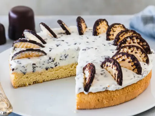 Ein Stück Mohrenkopftorte mit Schokostückchen und Waffelstücken, ein köstliches Rezept für jeden Anlass.