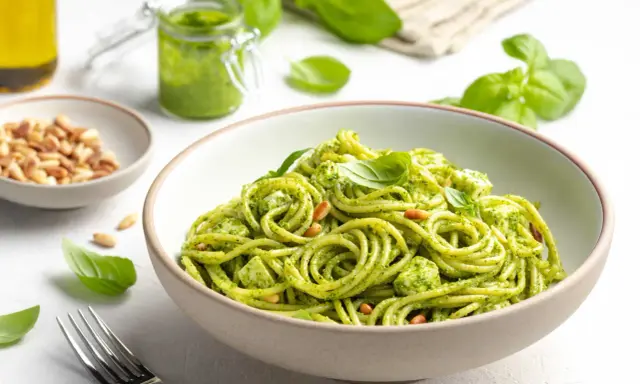 Der beste Spaghettisalat mit Pesto, garniert mit Pinienkernen und frischem Basilikum. Ein Genuss für Augen und Gaumen!