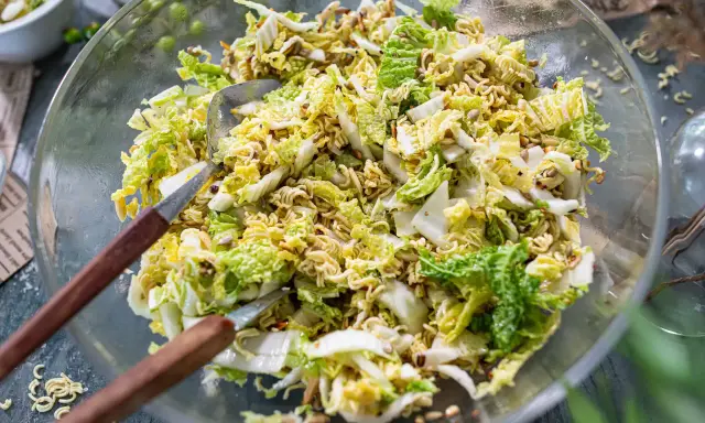 Knackiger Chinakohl-Salat mit Nudeln und Sonnenblumenkernen. Ein echter "yum yum salat" für jede Gelegenheit.