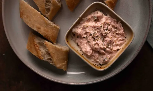 Cremige Thunfischcreme, italienisch gewürzt, mit knusprigem Baguette auf einem Teller. Ein Genuss für jeden Gaumen.
