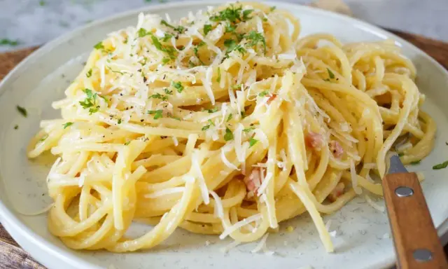 Spaghetti Carbonara, cremig und mit viel Parmesan bestreut. Ob mit nur Eigelb oder ganzem Ei, diese Carbonara ist ein Genuss.