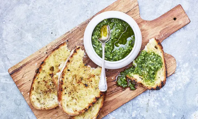 Geröstetes Brot mit frischem Chimichurri-Rezept. Ein Löffel in der Schüssel mit der grünen Sauce.