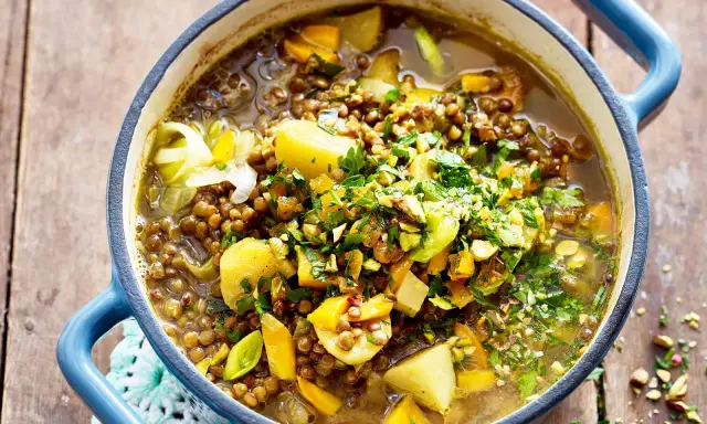 Herzhafte Linsen-Rezepte: Ein Eintopf mit Kartoffeln, Lauch und Petersilie, garniert mit Pistazien.