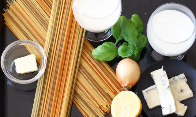 Bunte Spaghetti, Butter, Zwiebel, Zitrone, Basilikum und Gorgonzola-Käse für eine cremige Gorgonzola-Sauce.