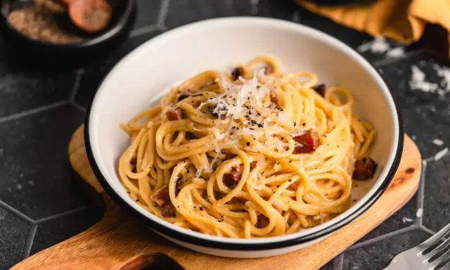 Spaghetti Carbonara, ein Klassiker mit den wichtigsten carbonara zutaten: Speck, Ei, Käse und Pfeffer.