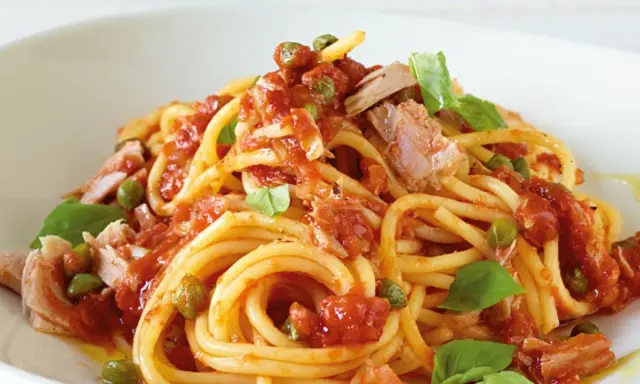 Spaghetti mit Thunfisch, Kapern und einer würzigen Tomatensauce – ein klassisches italienisches Gericht.